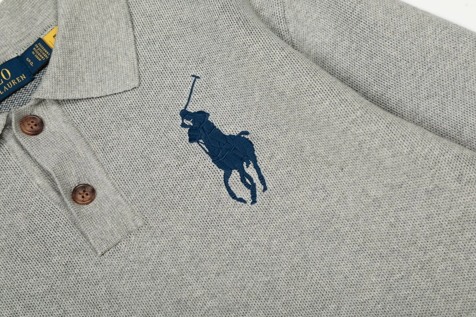 P250 Top quality" Style number: DS164# (not off the shelves all year round) [Ralph Lauren autumn and winter Malaysia embroidered logo knitted POLO lapel sweater] ✅Ralph Lauren Ralph Lauren classic basic lapel POLO same style knitted autumn and winter sweater for men and women ✅Main supplier platform live broadcast Wholesale entity Replenish when out of stock Not off the shelf ✅ZP quality 1:1 version Scan the code to enter the GF website Counter quality ✅Detailed quality is the only one in Guangzhou Imported quality cotton yarn, 750g weight, focusing on high-end, cost-effective, good quality, needless to say, ✅The version is restored to the original order, the maximum size can be worn up to 190 pounds, loose, comfortable and stress-free, ✅The upper body is simple and easy to match, a must-have for male gods. Good-looking clothes are never picky. A must-have in couples' wardrobes. Size: S-XL. Color: Milk white, gray, black and white, black and red, navy white label, navy red label